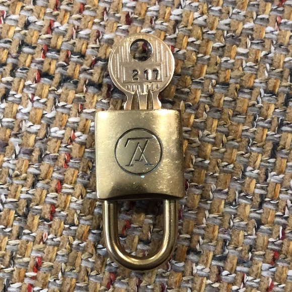 Vintage LV Louis Vuitton Padlock Lock & Key 217 - Picture 7 of 15